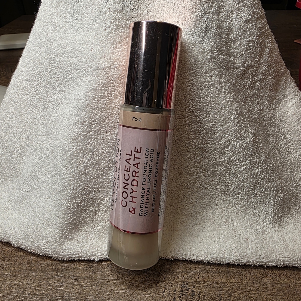 Makeup Revolution Conceal & Hydrate Foundation - F0.2